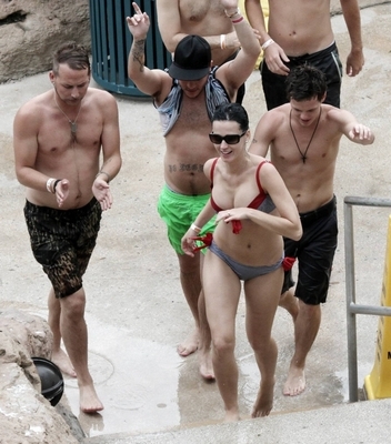 Katy Perry-Atlantis Paradise Island; Amateur Celebrity Outdoor Party Erotic 